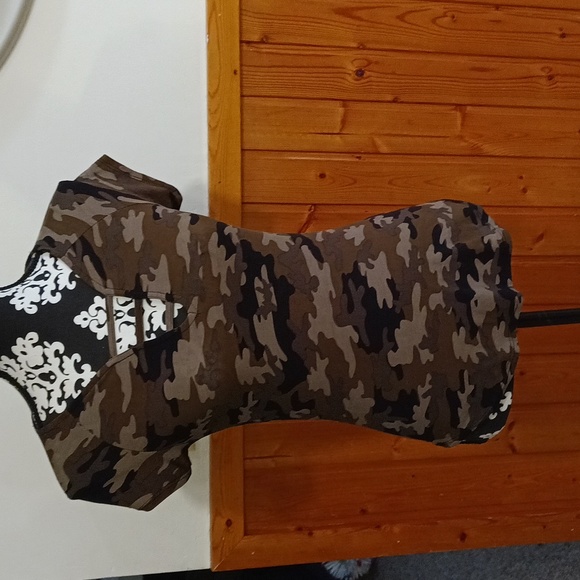 ⭐️Camouflage top⭐️3 items for $10.00 bundle items to get the deal!⭐️ - Picture 3 of 5
